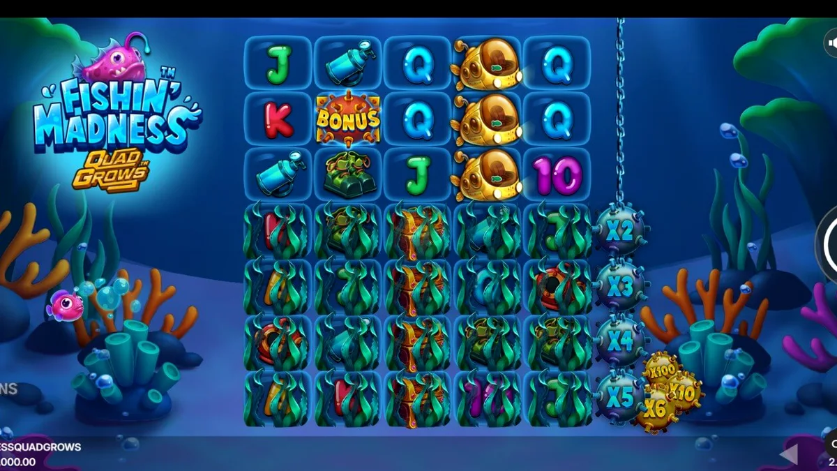 Interface subaquática do slot Fishin’ Madness Quadgrows com peixes e minas navais